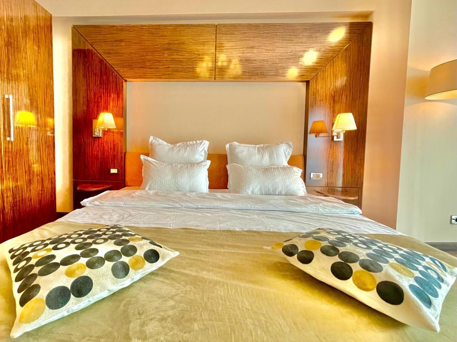 Presidential Luxury Apartments With Amazing View - Yamaluxe Bukares Bagian luar foto